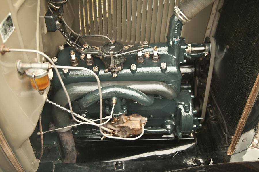 Ford Model A DeLuxe Roadster 1930 года  (фото 17 из 33)